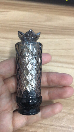 适合肤色：黄皮
产品颜色：橘色
持久效果：很持久，但是吃饭的话还是要补妆
滋润效果：很润
其他特色：外观很漂亮，星星的样子很可爱，很喜欢，塑料外壳，地盘都是星星形状的，颜色薄薄的涂一层其实很粉嫩，适合黄皮暗沉肤色，味道很香，很好闻，小清新，很可爱，快递很给力，双十一当天购买的，第二天就送到了，直接送到家门口，快递员人很好，相信京东的品质，是正品，总之，非常的满意，很喜欢