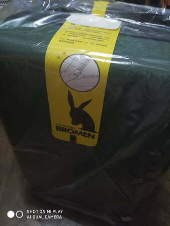 这个绿色非常喜欢！轮子超顺滑， 箱子轻，4岁小朋友退的很开心。