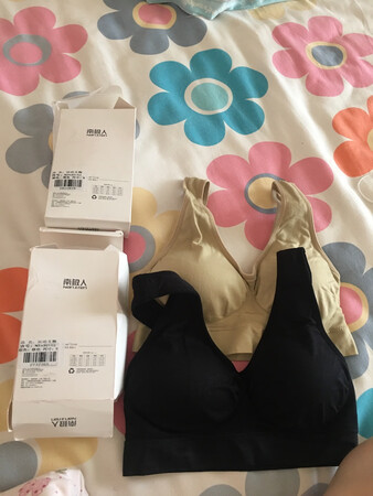 凑单买的文胸，对于哺乳期妈妈来说这种没有钢圈也不是很勒的文胸穿着最舒服了，本人是不关心聚拢不聚拢的，只要穿着舒服不勒就很完美了，内衣挺软的，没有多余线头，还没有洗也不知道会不会掉色，闻了一下也没有异味，就是快递到时外面的包装盒都压扁了，也有点脏，总体来说还是不错的