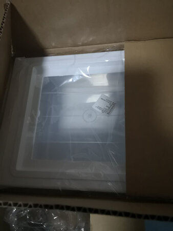 送货上门很及时的，服务非常好。整理箱是抽屉里的开关方式，取放东西都很方便，可以装一些零碎的小物品，也可以做鞋盒子，但是做鞋盒子尺寸偏小，男士的皮鞋有些是放不下的。整理箱做工很好，表面光滑，没有异味。总体挺好的。