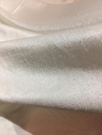 买了三件衣服没有一件满意的，这件吊带背心面料稀疏的不能再稀疏了，薄的不能再薄了也就算了，问题是这种改良的所谓真丝面料洗了一次就起球严重的不得了，真丝面料会起球这就是金三塔的品质。第二件金三塔标明百分百桑蚕丝蕾丝内裤，细看主成分没有真丝，那个蕾丝倒是叫你记忆深刻，僵硬磨的难受很不舒服，起球。第三件是男士睡衣套装，不算便宜啊，没想到收到货两条裤腿全都是污渍，洗过后发现一处印染不匀，做工更是粗糙，走线不整齐不该有接头的地方好几处断线接头很不美观，一星都不想给，金三塔永远不会再来？