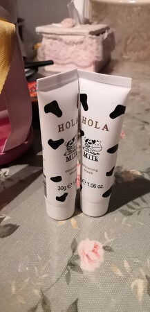 用过大瓶的，小包装的更方便携带，小巧可爱，价格便宜。。。一次买了好几个。。。冬天刚刚用的上。。。用了一下和大瓶的没有差别。很喜欢，和女儿一起用。。。很润滑。。。很保湿。。。满意的一次购物体验。。。相信京东。。。