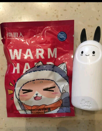 这种暖蛋非常安全，温度不高，放在口袋里可以长时间保温。其原理是在有氧的条件，铁在催化剂的作用下，发热，并通过蛭石这种保温材料，保持长达12小时的恒温。要注意放在口袋里才会比较温暖，暴露在空气中就感觉不是很热。并且，我利用它氧化需要空气的特点，如果当天只出去时间比较短，到家后立刻把它放入密封的小玻璃瓶中盖紧，第二天再取出来会继续发热的。