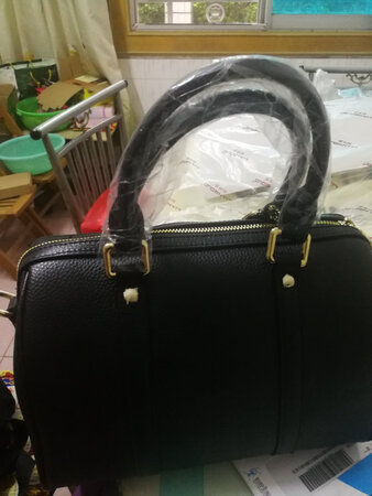 和店家描述一样，个子小容量大，拉链好拉，皮子的光泽差点