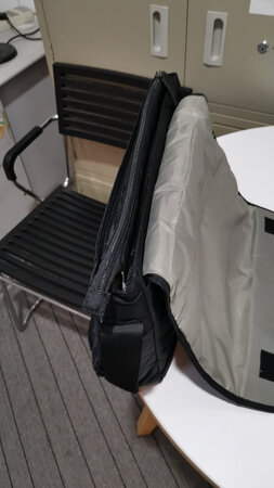 容量大，超多袋子，出差一两天应该够用。不错的购物体验。