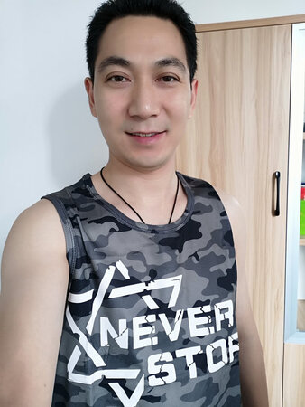 这个衣服挺酷的，性价比很高，喜欢！以前在网上买衣服，总是不合身，这次的尺码很准。高兴！！！