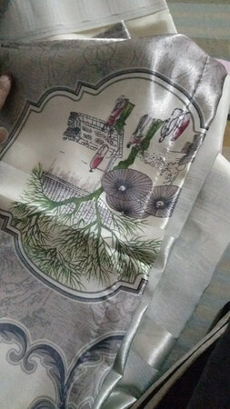 窗帘收到了，质量特别好今天挂上了看了一下，特别挡阳光。跟图片上的一模一样，挺好的。没舍得用，等到过年一块用。