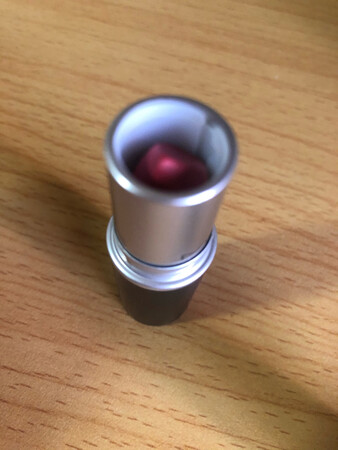 大红色，发货及时，到货很快，用一个小箱子包着泡泡纸卷着口红，很稳妥。用起来有点干，可以先用别的滋润类型的打个底，口红很小巧。这次活动买的很便宜，折后一百一十多，超值哦！！保质期到2022年2月，算是比较新的产品吧。