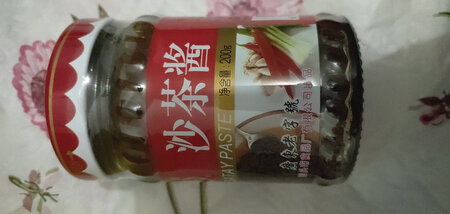 无意中在超市随便买了一罐沙茶酱，没想到味道和在火锅店里吃的一摸一样。买过很多牌子的沙茶酱，都缺一口气的样子。很棒哦
这次算是买对了，价格还不贵，一瓶可以吃好几顿呢，超实惠，物流快，包装很仔细，商家用心了。