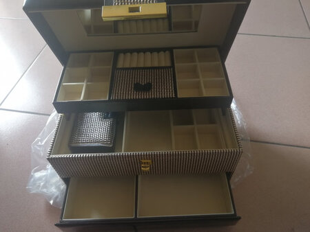 实用性能：比较好
容量大小：比想像中较大
商品材质：还好
其他特色：外观好看！送货员认真负责，给我打了几个电话，因工作原因没法及时回复，见谅！但快递还是及时送到我家中，在这感谢快递员！