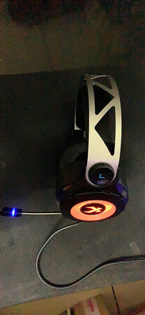 做工质感：做工很精细，精致，手感做的非常满意
音质音效：音质方面非常棒，听歌打游戏看视频都表现好
舒适度：耳朵带久了一点也不怎么疼，非常舒适，唯一有点小缺陷就是夏天带着容易出汗！
其他特色：呼吸灯做的很酷，好看，还能关掉，耳麦还能伸缩的，带着耳机吃东西就不怕挡住嘴了。