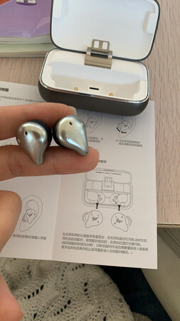 舒适度：蛮不错的，跑跑跳跳不会掉
续航能力：用得多就要一天一充
做工质感：金属感强，还是比较有分量的
客服的态度很好，这个要表扬！