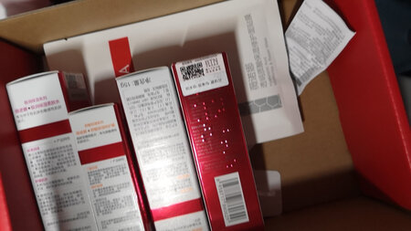 满减应该是划算的。快递速度那当然是很快的。还没用过，也是第一次买这个牌子。就买来试试吧，买的敏感肌可以用的。送的东西也挺多的，应该是挺值得的。。这个面霜其实有点难搓开，有点油腻。我更喜欢泵头的，特护霜使用感就好得多了。
