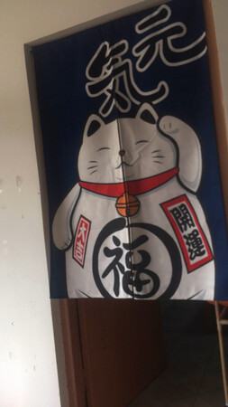 挺实用的，就是两端的吸盘吸力差一点，门框要很平整的才能安装得牢固