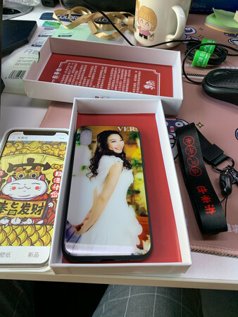包装很用心，手机壳做工也很用心，就是我这实在找不好高清的照片了，做出来有点模糊，其他买家建议选高清照片定做，物有所值。唯一的问题是壳左上角又一点擦痕，不知道是快递路上，太坎坷了还是怎么回事，不一仔细看是看不出来的。总的来说还是比较完美的。