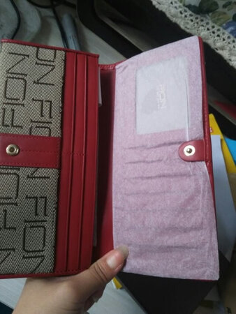 外观颜值：颜色靓丽，抢眼
材质手感：很好，
容量空间：能够装很多东西。手机领钱，卡片
做工细节：做工仔细，没有线头，皮质很好
适用场合：商务，休闲场所都使用
包装设计：设计完美，包装也仔细，送人大气
尺寸大小：大小适中，
外观颜值：整体很大方