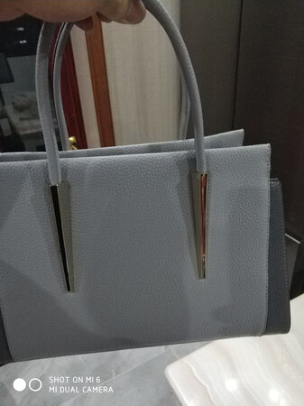 抱着试试看的态度买的，因为毕竟不是实体店，没想到发来之后还是非常完美的，和图片几乎没有区别，特意去专柜看了下，是真的，还是非常满意的一次体验！