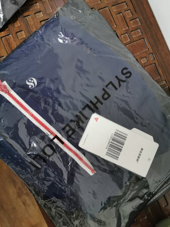 很轻便的运动衣，穿起来很舒适，好评。