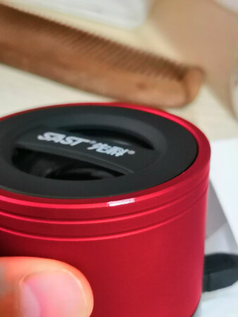 小巧，还不错，声音也还行，物流挺快的，而且物品漆掉了一点，客服也及时处理。