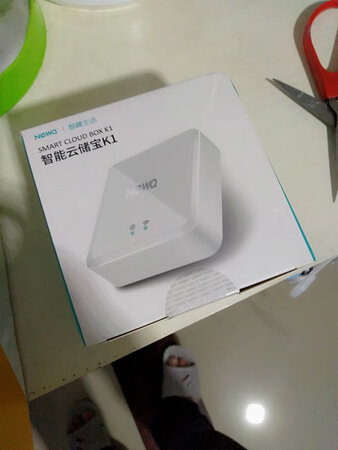 双十一也一样很快到货上门，赞一个！无线连接方便，插上移动硬盘装好软件就可以备份数据到硬盘，通过软件连上互联网后可避免来回切换网络，省心省事！小身材大能量！有一点是传输速度肯定没直插直拷快，大概五兆每秒