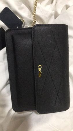 你们家卖包都是发的卖不了的包，我看这个包五十块钱不值。而且还不是发的图片上的:你发的这包图片上就没有。真佩服你们家老板。原来你家包这样卖出去的啊，上当了，被坑了一次