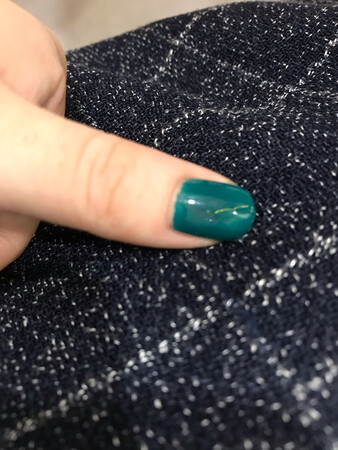 持久时间：上了底油和顶油还是可以保持一周不掉，持久度很OK。而且不会一块一块掉，掉的时候整体剥落，就可以涂新的了，也不用卸。
产品光泽：本身是哑光，上顶油就是亮的了。
干燥速度：速干，10分钟一只手，省时间。
上手效果：白色不是很容易涂匀，深色好一些。
产品气味：没有刺鼻的味道，有一股清香。