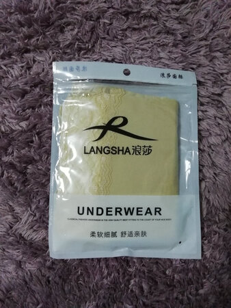 优惠，果断下手！手感非常好，柔软，细滑，蕾丝不扎人，前后片设计舒服，尺寸合适，有弹力，但不勒，很舒服！打底应该不错，与腿贴合很好！下过水，不掉色，不变形，很好！品牌货，值得信赖，顶一下(*￣3￣)╭??小花花砸你