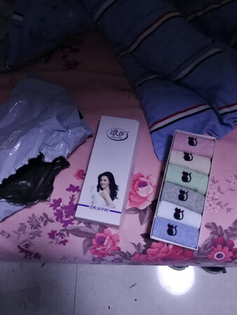 这一次比上一次拍的价格高一点，不过还是很开心，质量好，袜子封口好，不顶脚趾头。