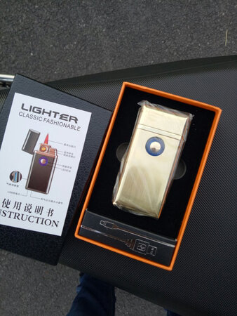 今天收到了。直接用上。火机和图片一样，喜欢这个款的。比以前买的那款好看多了。