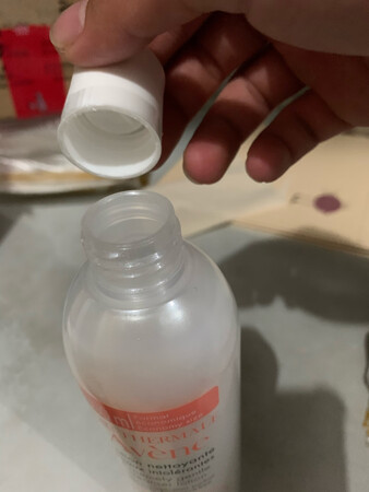 为什么开口处没有封口？  一拧就开了   再拧上也看不出来