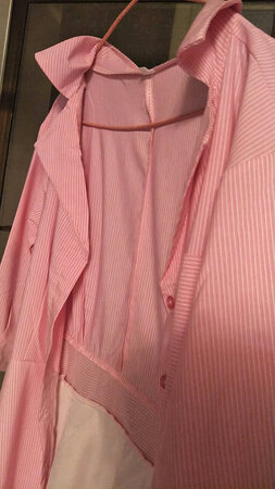 明明在旗舰店里买的衣服，衣服的吊牌都不是正规的，商家在卖仿货，我买回来之后懒得退了，虽然160元买这个衣服不是很贵，但起码质量上要过得去，质量都过不去，像地摊货…………