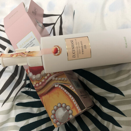 赶着双十一活动买了两瓶，价格是非常优惠的，京东配送第二天就到了。我打开了粉色的这瓶使用，留香还是挺长的 ，味道还可以吧 有股檀香味？ 使用感挺好 不油腻 好吸收