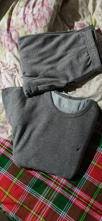 衣服是给自己买的，天冷了，自己一个人在外面跑，要对自己好点，哈哈。这里面的这层绒面真心不错！很细腻，顺滑！做工也真心的好，没有一个线头！颜色都可以外穿，所以外面穿什么外罩，里面都可以穿这个保暖，穿脱都比较方便！发货速度也很快！领口有两种，跟自己安好选择，品质很好，做工也很精细，普通的价格不普通的保暖衣，大家值得拥有。