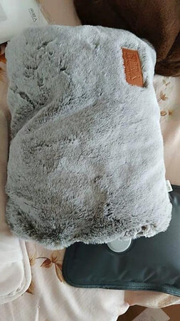 颜色很正，暖手袋最怕充电爆炸，这款是防爆的，倒是深的我心，防爆夹充电器，加热完毕又是自动断电的。足够放心使用，客服态度也很好，物流也快好评