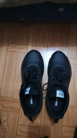 鞋子质量不错，穿起来很轻便。是正品。