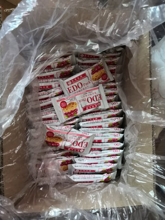 上次买了一箱蓝莓味小的，吃过很好吃，现在又买了一箱大的蔓越莓的尝一尝。本来想买一箱小的蔓越莓，奈何没有。上次买的那箱蓝莓饼干的有几包是碎的，这次的蔓越莓饼干好像是没有碎的，但包装一般般。这次买的一箱蔓越莓饼干相当于上次买的两箱蓝莓味小的饼干。送货的速度很快，昨天买的，今天早上就到了。