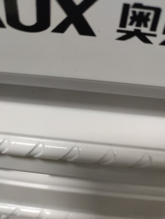烧水壶，打开看后我就想笑了，这样的烧水壶，#的怎么不自己家里用啊，还好答应给我重新发一个下来机身那么多凸出来的小点点，感觉就是铁皮做的，但是铁皮的材质太差，说叫我退货，买了又退，我们这里又没有京东快递的门店，叫他们补点钱，伊利找人重新喷漆又不肯，600多买了这样的货，也是真够坑爹了???