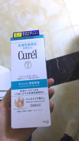 敏感肌经常换季敏感，一直都用珂润的面霜，不敏感的时候化妆淡淡的，这款卸妆啫喱很温和，用完后也不会觉得皮肤紧绷，卸妆也很干净，敏感肌的福音啊，用了好多瓶了，这次做活动又回购了，一直都是回购的产品，他们家的产品都很温和！