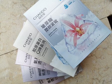 这已经是第n次在京东买自然堂的两步曲面膜了，第一次在专柜买，觉得面膜好用，但是价格贵，回来就在京东搜，然后加购物车，遇上活动赶紧拍下，现在已经屯了十多盒在家里，每周用3到5次，真的特别好用，是目前用过的最好用的面膜了，面膜特别贴合面部，精华液超级多，也好吸收，有活动还会继续屯。