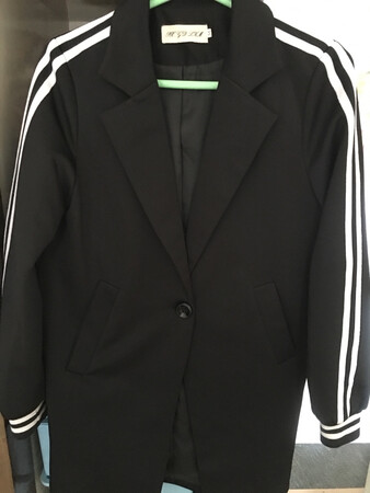 衣服质量不错，面料柔软，穿着很合身，很舒服，而且很显瘦的效果。自己根据介绍，拍了M码，没想到穿着刚刚好，特别合身。版型不错，款式好，刚好能把臀部遮住，显得人更瘦高。非常不错的一款休闲服装，值得购买。衣服做工精细，没有毛毛糙糙的多余的线头，很好很棒很不错。