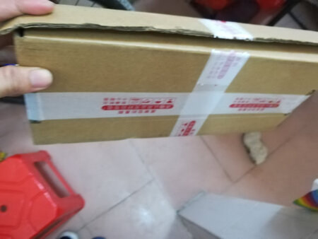 收货后，快递外包装是好的，但是键盘的F10，F11的按键帽已经脱落了