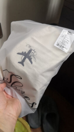 大方得体，携带方便，既可家用，又可外出旅游穿着，特别是可以折叠，收拾起来很简单。