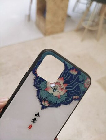 特意选了这个富贵的图案，浓浓的中国风元素啊，玻璃的也比我想象中的轻薄，硅胶的边边保护就给力，防爆防摔，手机不便宜要保护起来，有了这个壳子就不用担心平时的磕磕碰碰了，用着非常放心