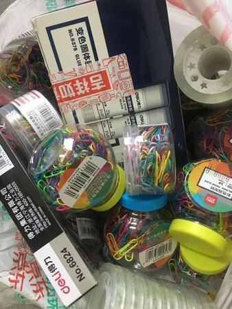 得力的东西买了不少，照在一个照片里了，质量没问题，像这样的小物件也都是在京东购买，好评！