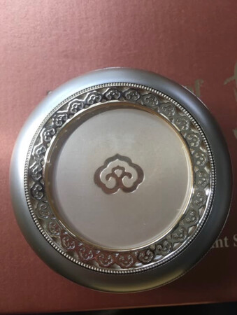 很好用，不卡粉很水润，送了一些赠品，第一次用很满意