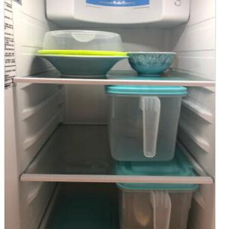 包装完好无损，细心的商家将里面每个盒子都用塑料纸隔开，没一点划痕。材质够厚实，没任何气味，盖子也匹配，蔬菜水果放里面不会失水和串味，最主要大小正好适合我的冰箱，没有异味，盖子很好盖，而且紧紧的，质量很好！回家就迫不及待的把冰箱收拾了一下，冰箱里面的东西不是很多，但真的是整齐多了，后悔没有多买点，等降价了再买一套??需要的小伙伴可以放心购买！