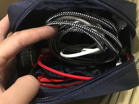 容量大小：合适
商品质量：挺好

挺好的宝宝，用来放数据线，U盘，充电器这些小配件挺合适的，满意满意