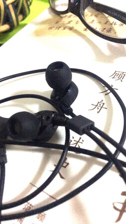 音质音效：非常棒，柔和细腻光滑！
其他特色：不错??。
做工质感：做工精细做工非常好
舒适度：戴上去非常舒服，森海塞尔的耳机听起来真的非常不错舒服，一直以来我对这个品牌的耳机?都很满意，刚煲音的时候低音有点重，后面就好很多了