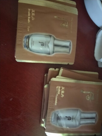 出了点小问题，不过客服还是给解决了，，以前用过隔离，气色很好，就是我是大油田会出油，不过还是满意的一会用用粉底液看看怎么样，再追加评论