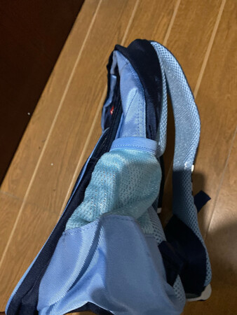 超级划算，看了很多评论，都说这款性价比超高，果然如此。首先这款书包设计简单，小巧轻便，结构合理，没有线头，做工精细，符合人体工学，不愧是大牌制造，对于刚上一年级小学的小朋友来说可能偏大一点点，主要是自己小孩偏瘦！可能稍微大点就刚好。仅供大家参考！